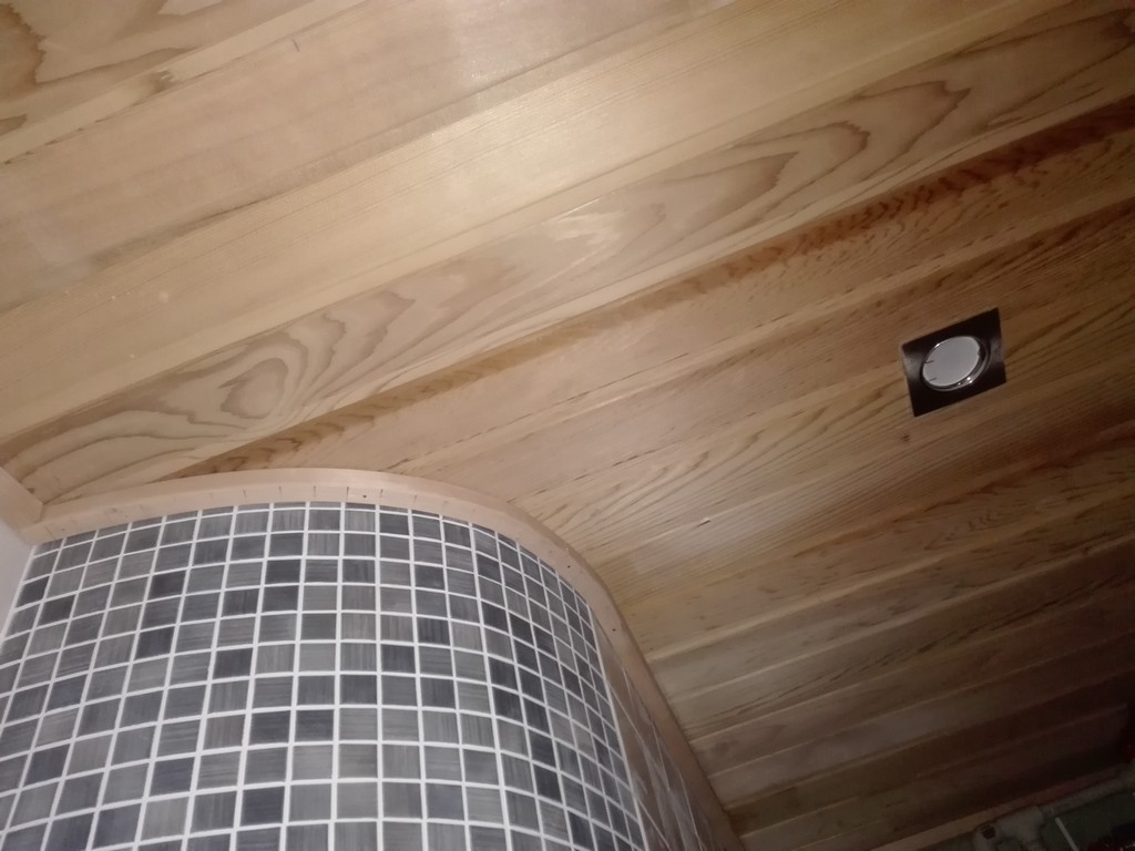 Деревянный потолок – За и Против