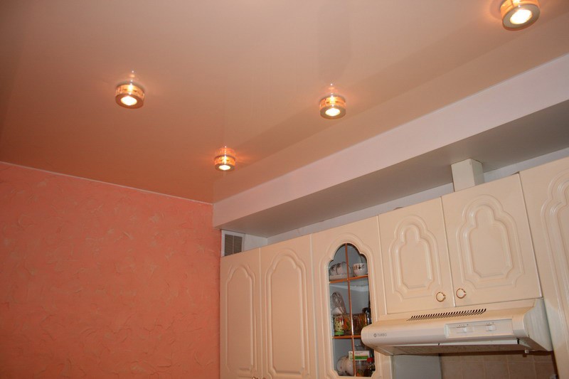 Матовые натяжные потолки на кухню
